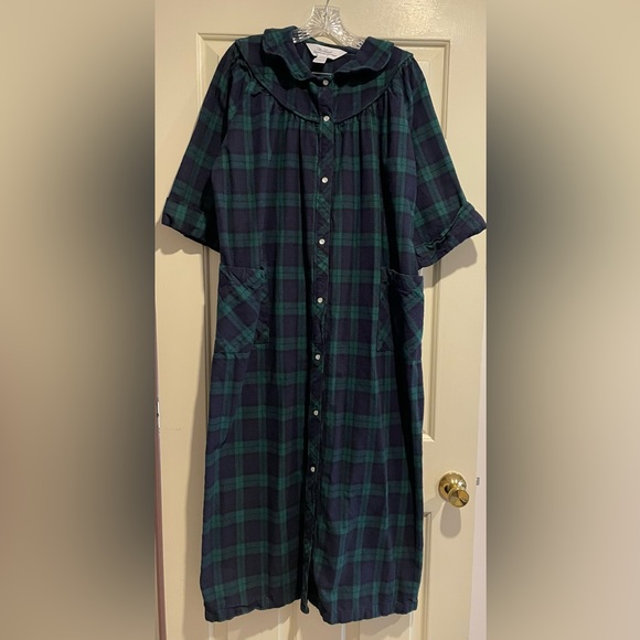 The Vermont Country Store Women’s Snap-Front Flannel Robe size:M - Picture 1 of 3